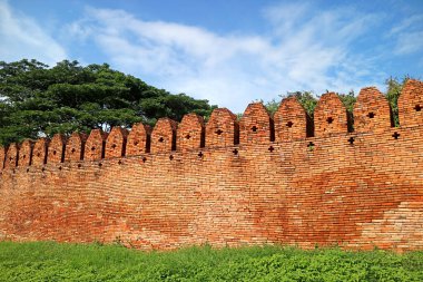 Nan Eski Şehrin Tarihi Tuğla Duvarında Eşsiz Haç Şeklinde Delik, Muang Nan Bölgesi, Nan Eyaleti, Kuzey Tayland