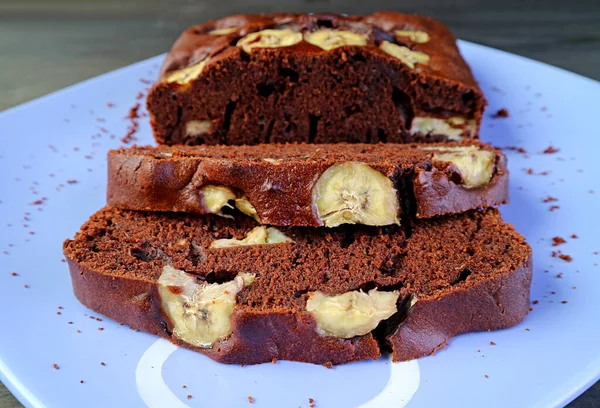 Rebanadas Sabroso Pastel Plátano Chocolate Negro Casero Recién Horneado Plato — Foto de Stock