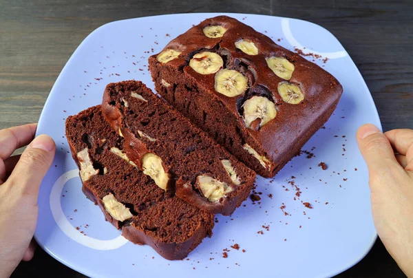 Mano Del Hombre Sosteniendo Plato Pastel Plátano Chocolate Negro Recién — Foto de Stock