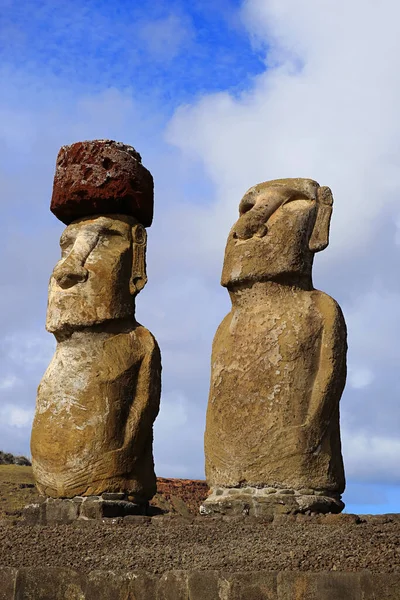 Beş Moai Heykelinden Ikisi Topknot Sahip Olan Tek Kişi Kızıl — Stok fotoğraf