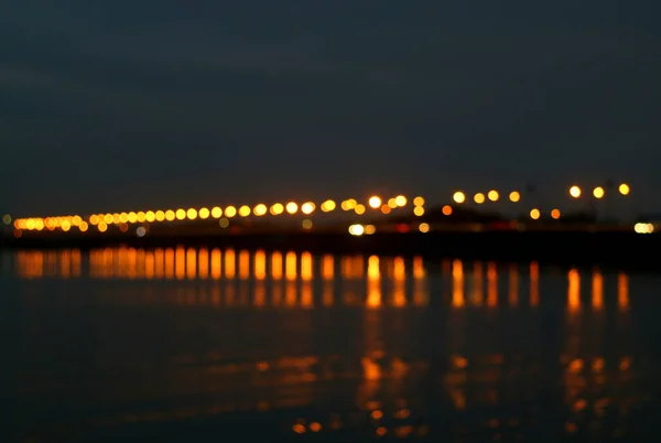 Astratto Ponte Sul Mare Sfocato Notte Con Riflessi Dell Illuminazione — Foto Stock