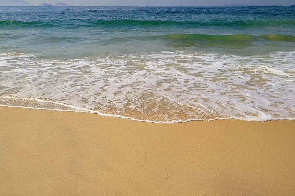 Playa Ondulada Vacía Hermoso Día Soleado — Foto de Stock