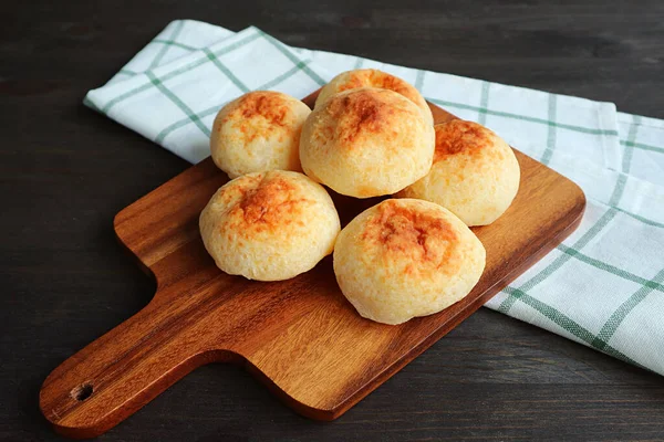 Tumpukan Homemade Pao Queijo Atau Roti Keju Brasil Papan Kayu — Stok Foto