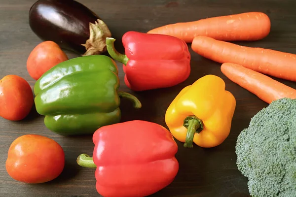 Berbagai Macam Sayur Sayuran Segar Yang Tersebar Latar Belakang Kayu — Stok Foto