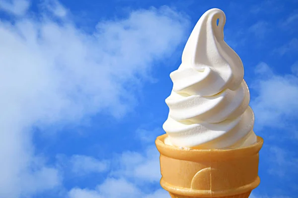 Cono Blanco Puro Del Helado Porción Suave Vainilla Contra Cielo — Foto de Stock