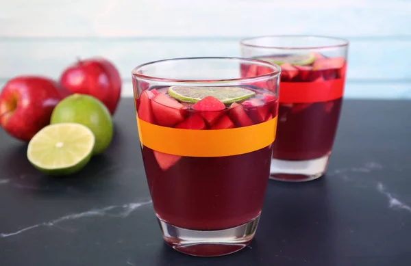 Primer Plano Vino Tinto Refrigerado Sangria Sobre Mesa Con Frutas — Foto de Stock