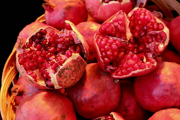 Zbliżenie Vibrant Red Otwarte Świeże Owoce Granatu Całej Pile Owoców — Zdjęcie stockowe