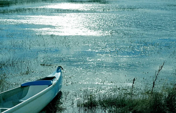 Empty Rowboat Tranquil Lake — Stock Photo, Image