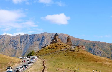 Stepantsminda, Kazbegi, Georgia 'daki Iconic Gergeti Trinity Kilisesi' ne giden dağ yolu.
