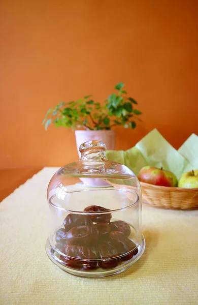 Glass Compote Skål Med Torkade Dadlar Bordet Med Suddiga Frukter — Stockfoto