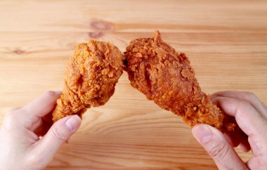 İnsanların Elleri Kavrulmuş Kızarmış Tavuk Pirzolası