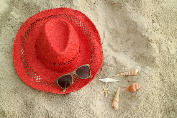 Roter Strohhut Mit Brauner Sonnenbrille Und Vielen Natürlichen Muscheln Sandstrand — Stockfoto