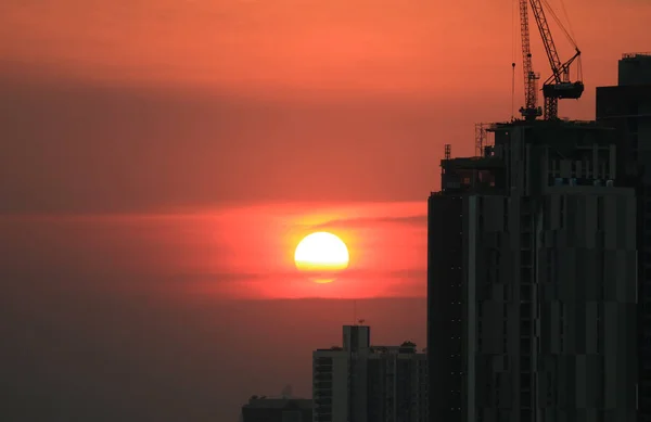 Bel Sole Che Tramonta Sugli Edifici Della Periferia Bangkok Thailandia — Foto Stock