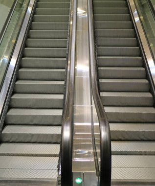 Alışveriş merkezinde modern tarzın dikey görüntüsü çift merdiven merdiveni