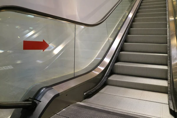 Escalera Escaleras Mecánicas Centro Comercial Que Conduce Desde Sótano —  Fotos de Stock