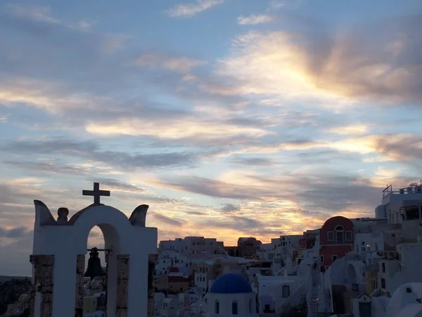 Griekse Kerk Tegen Zonsondergang Oia Dorp Santorini Eiland Griekenland — Stockfoto