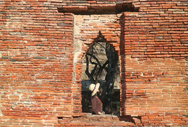 Wat Phra Si Santhe Tarihi Harabeleri ve Tayland, Ayutthaya 'daki Kraliyet Sarayı' nı Keşfeden Kadın Gezgin