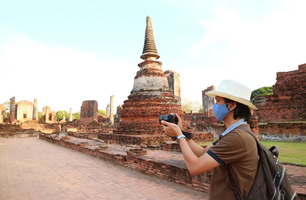 Cestovatel Obličejovou Maskou Fotografování Během Návštěvy Wat Phra Sanphet Temple — Stock fotografie