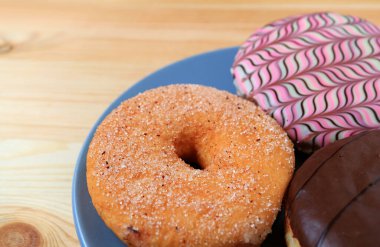 Yakın çekim Şekerli Tarçınlı Çörek Türlü Çörek Tabağı