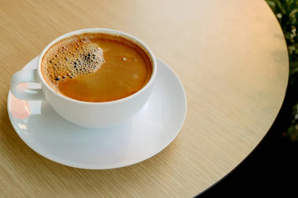 Taza Café Caliente Con Superficie Espumosa Aislada Una Mesa Madera —  Fotos de Stock