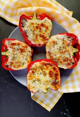 Mutfak Masasında Taze Pişirilmiş Ev Yapımı Lezzetli Doldurulmuş Biber Tabağı