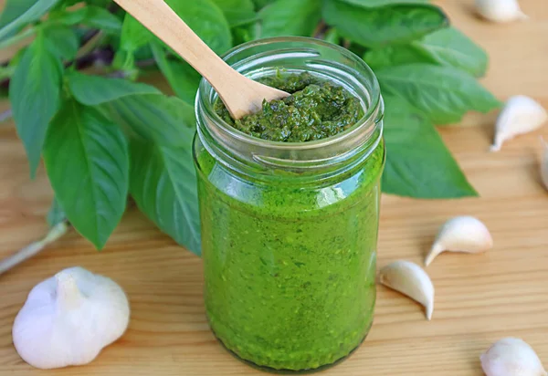 Saus Basil Pesto Segar Buatan Sendiri Dalam Botol Kaca Meja — Stok Foto