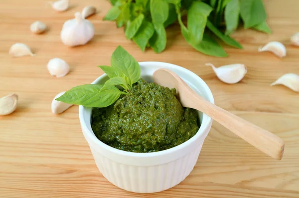 Sauce Pesto Basilic Frais Maison Savoureuse Saine Dans Bol Blanc — Photo