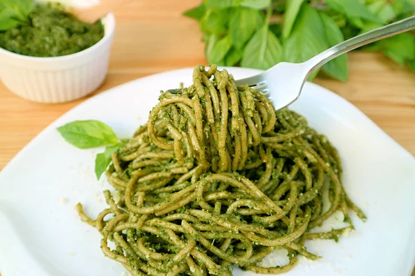 Fork Scooping Mouthwatering Whole Wheat Spaghetti Dengan Saus Pesto — Stok Foto