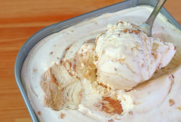 Closeup Spoon Scooping Delectable Caramel Macadamia Nut Ice Cream Tub — Stock Photo, Image