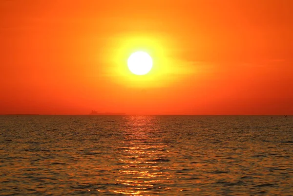 Soleil Brillant Sur Coucher Ciel Orange Sur Mer — Photo