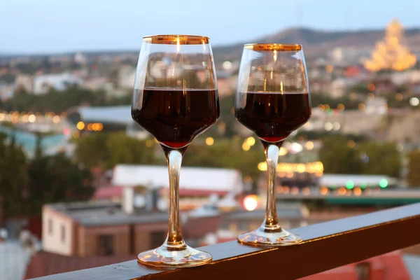 Dois Copos Vinho Varanda Com Vista Turva Cidade Noite Segundo — Fotografia de Stock