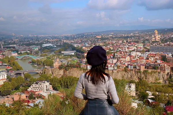 Frau Genießt Atemberaubende Luftaufnahme Mit Vielen Symbolträchtigen Sehenswürdigkeiten Von Tiflis — Stockfoto
