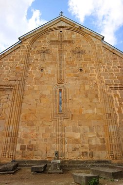 Kilisenin Doğu Duvarı 'nın dışında, Gürcistan' daki Ananuri Kalesi Kompleksi 'nin birkaç mezar taşıyla birlikte varsayım kilisesi.