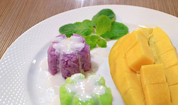 Plade Delectable Sticky Rice Med Frisk Moden Mango Berømt Thailandsk - Stock-foto