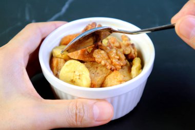 Muzlu cevizli puding Kara Masa 'da seramik kasede