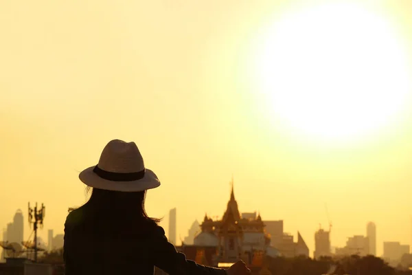 在泰国 帽子中的女人 欣赏到了曼谷天际线与流行地标的迷人景色 — 图库照片