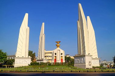 Demokrasi Anma Anıtı 1932 yılı Siyam Devrimi Ratchadamnoen Bulvarı, Bangkok, Tayland 'da yer almaktadır.
