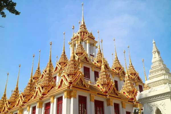 Θεαματική Golden Spires Της Ιστορικής Loha Prasat Iron Castle Μέσα — Φωτογραφία Αρχείου