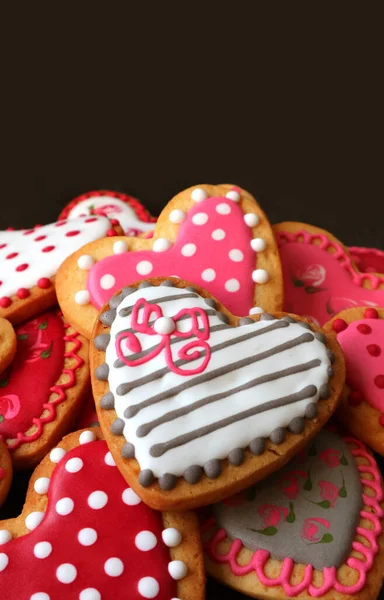 Haufen Herzförmiger Kekse Mit Schönem Muster Auf Schwarzem Hintergrund — Stockfoto