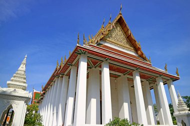 Tayland, Bangkok 'taki Rattanakosin Adası' ndaki Sıradan Wat Ratchanatdaram Tapınağı 'nın Çarpıcı Cephesi