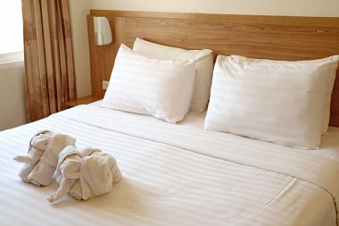 Yastıklar ve yatak otel odasında tatil ve kaçamak konsepti için