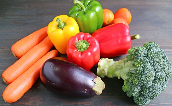 Warna Warni Berbagai Macam Sayuran Segar Pada Latar Belakang Kayu — Stok Foto