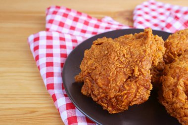 Tahta Masada Altın Kahverengi Çıtır Kızarmış Tavuklar