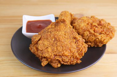 Ağız sulandıran Altın Kahverengi Çıtır Çıtır Kızarmış Tavuklar Tahta Masada