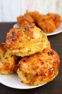 Arka planda kızartılmış tavuk ve sarımsaklı ve sebzeli bisküviler.