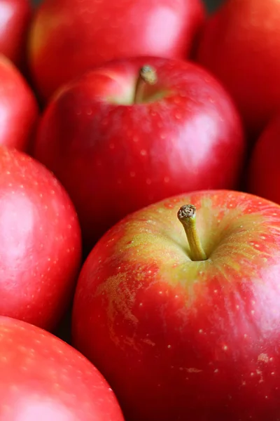 Arka Plan Için Taze Olgun Kırmızı Elmaların Dikey Görüntüsü — Stok fotoğraf