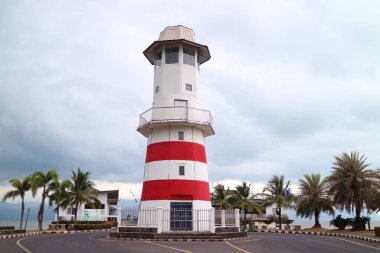 Gri Bulutlu Gökyüzüne karşı Sahil Feneri, Tayland