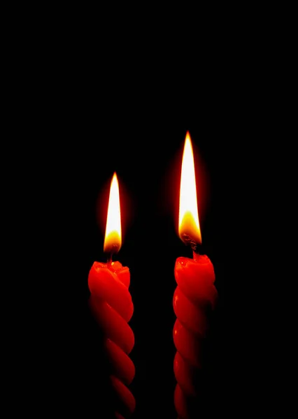 Twee Rode Kaarsen Branden Zwarte Achtergrond Verticale Foto — Stockfoto
