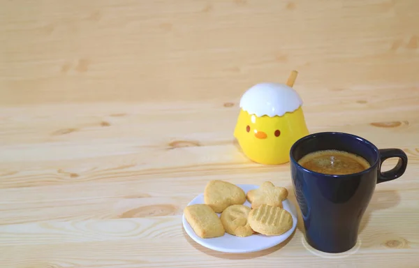 Eine Tasse Kaffee Und Ein Teller Butterplätzchen Auf Dem Holztisch — Stockfoto