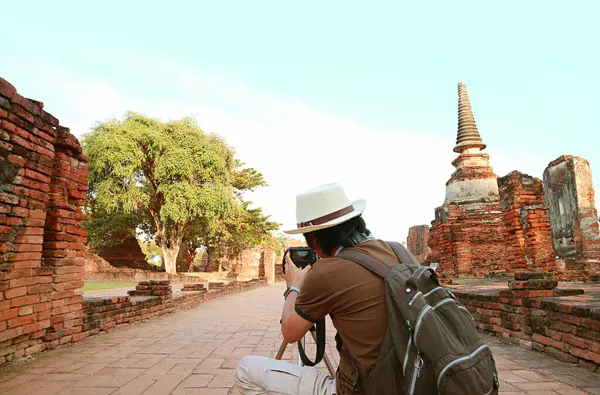 Man Taking Photos Famous Wat Phra Sanphet Temple Ruins Unesco — Stock fotografie